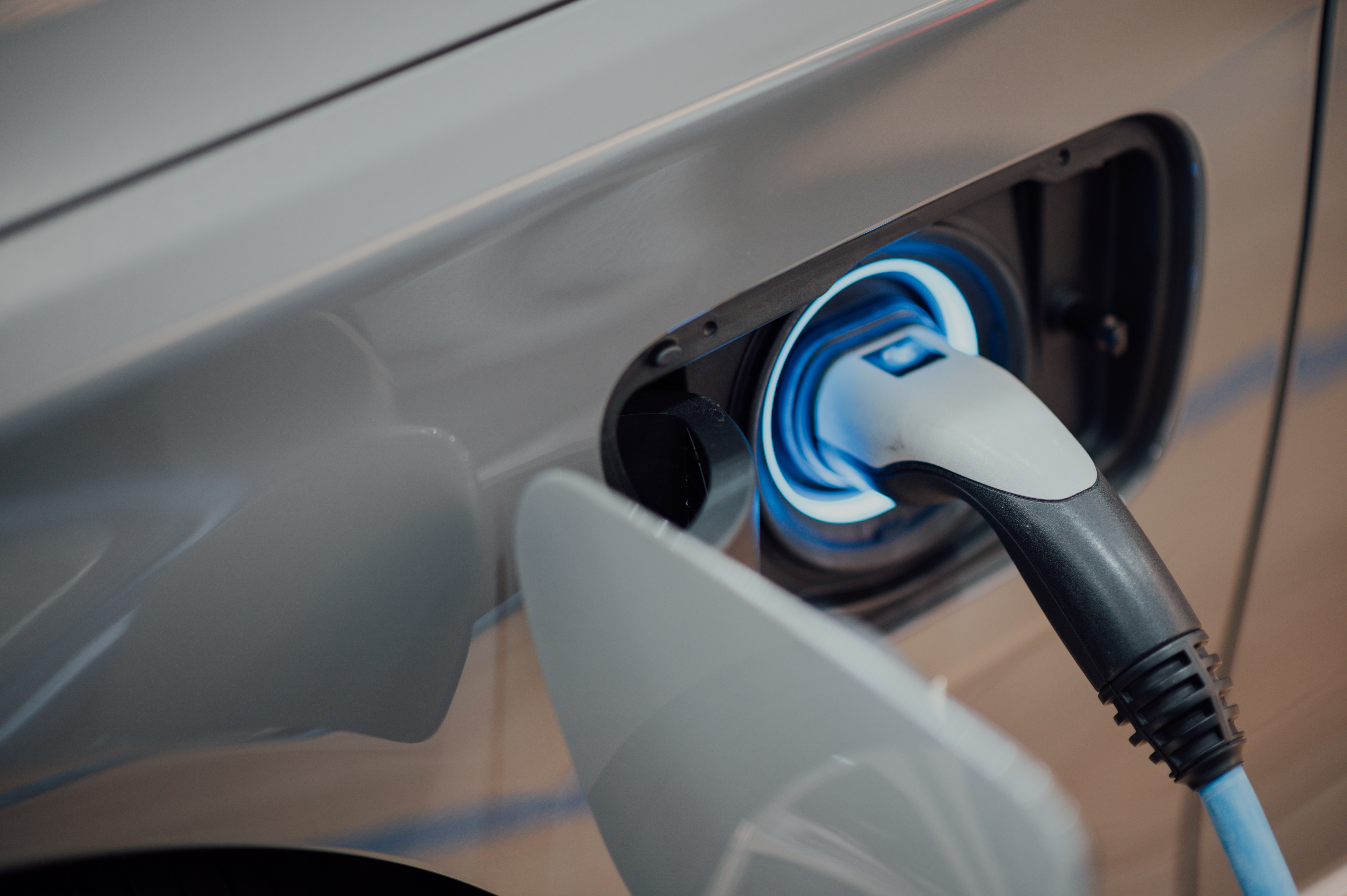 auto elettrica ricarica.jpg